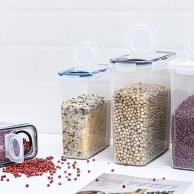 Usage of plastic food storage container